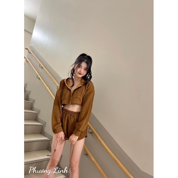 Bộ áo croptop mũ phối quần sooc đi phố