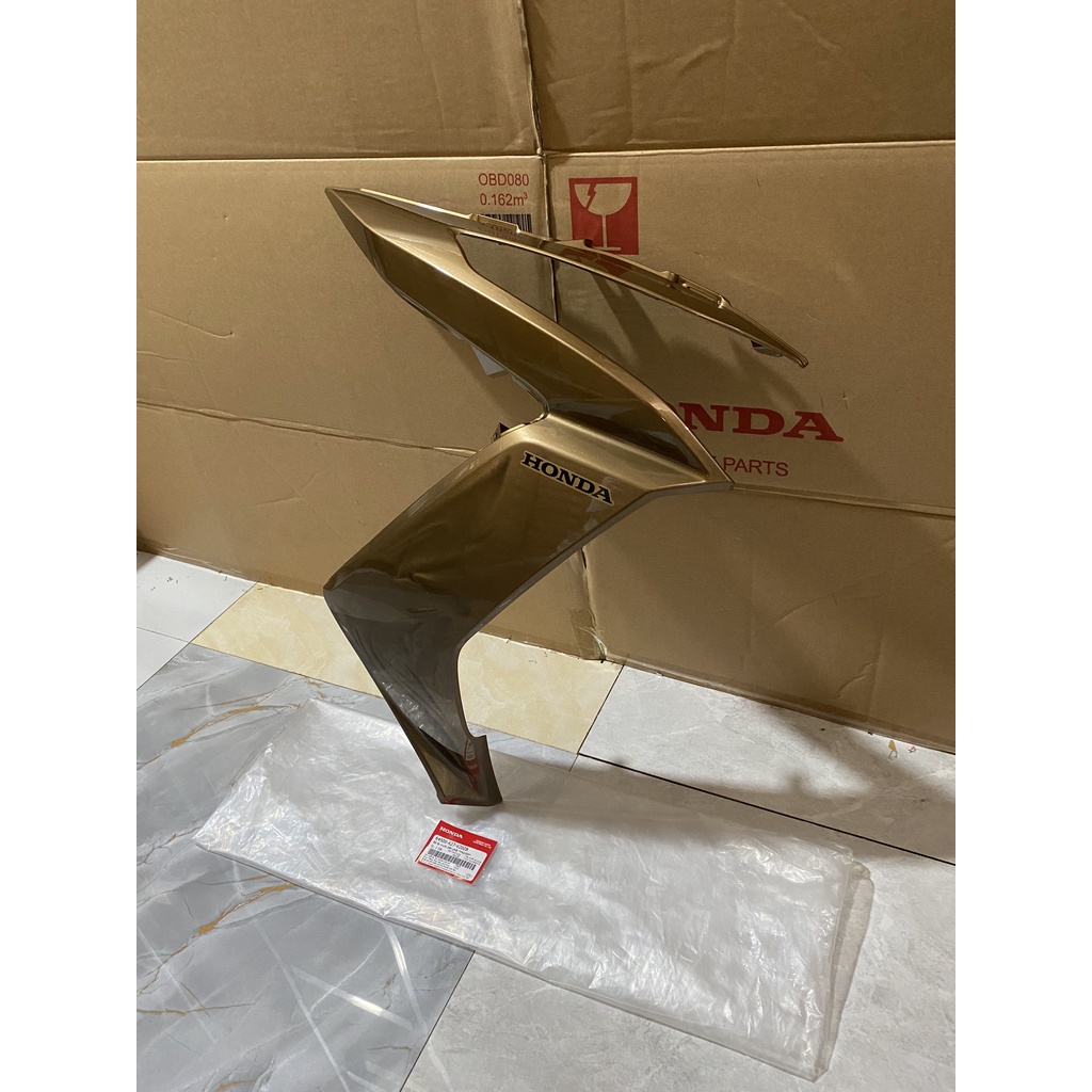 Bộ ốp trước bên phải - cánh yếm phải HONDA  AIR BLADE 125 năm 2013-2014 màu Vàng đen.