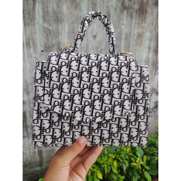 Túi xách túi đeo chéo chữ đen trắng