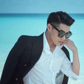 Kính Sơn Tùng V to đen