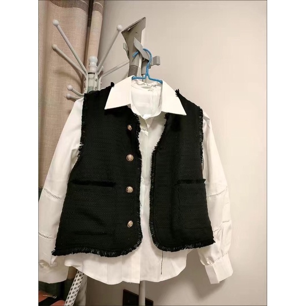 Set áo khoác gile, chân váy ngắn chữ A dạ tweed đen và áo sơ mi trắng