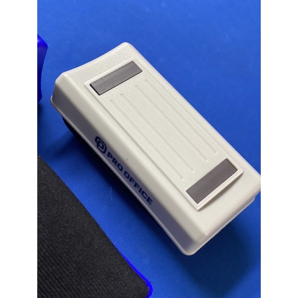 Mút lau xoá bảng viết điểm Bida đen và trắng có gắn nam châm