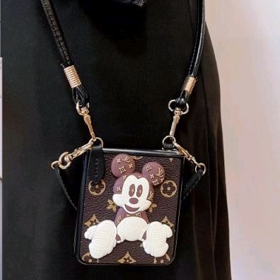 Ốp da Samsung Z Flip 3 / ZFlip3 / Z Flip3 / Z Flip 4 / ZFlip4 / Z Flip4 hoạ tiết monogram và mickey có đai da và dây xác