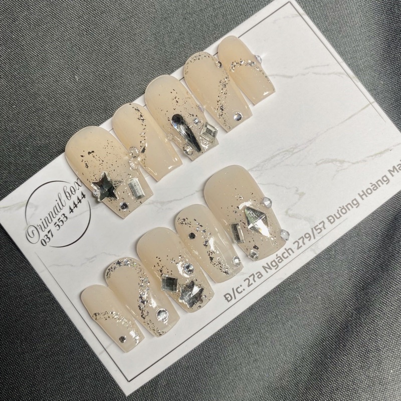 Móng giả đính đá