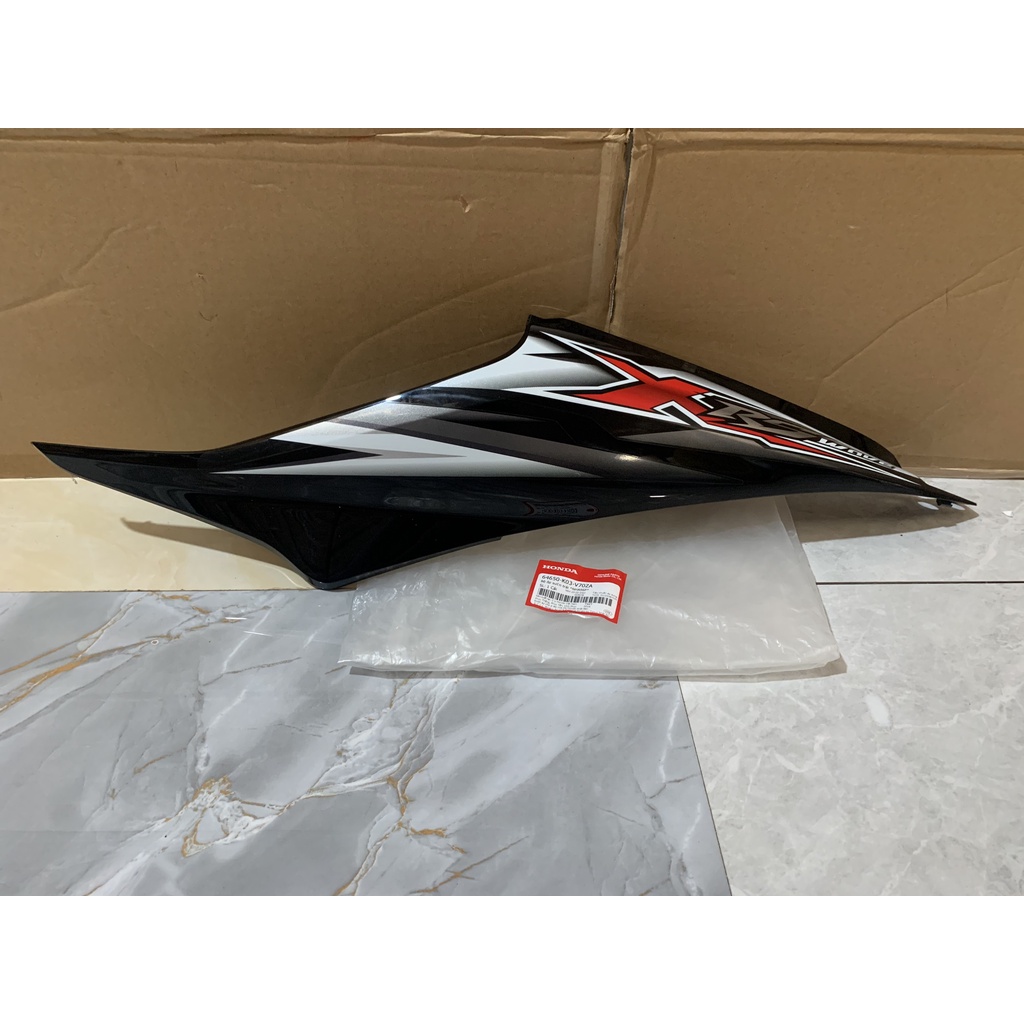 Bộ ốp sườn bên trái HONDA WAVE RSX110 năm 2010 màu Trắng. 64650K03V70ZA