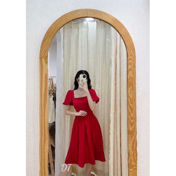 Váy xoè cổ vuông