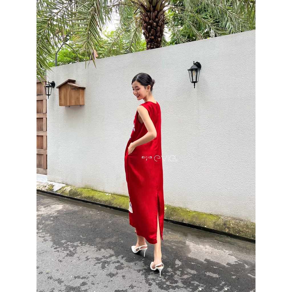 Đầm Evie Anid_lụa đỏ thêu vườn hoa xanh