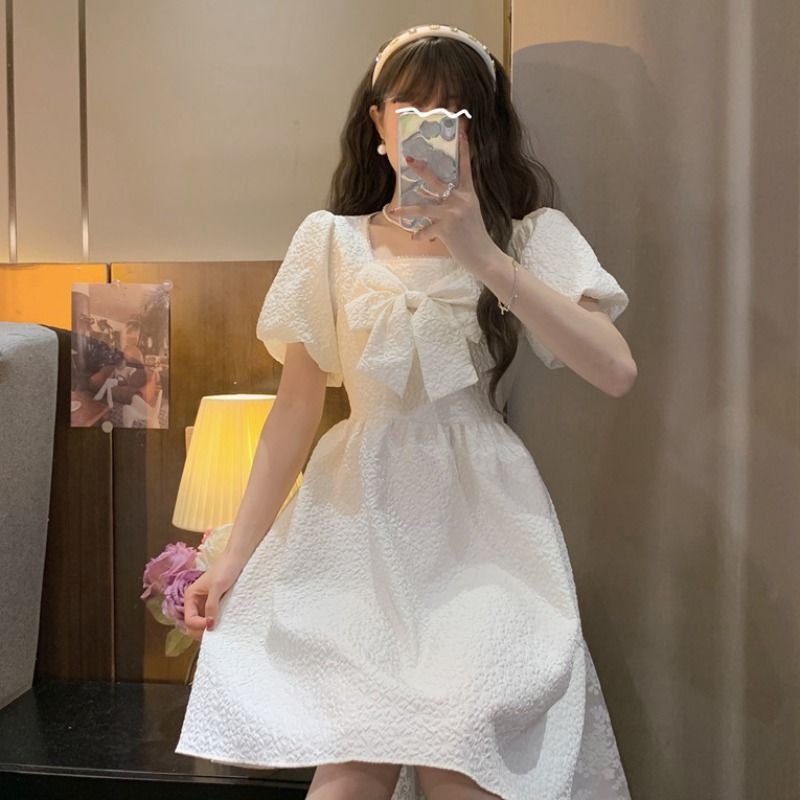 Đầm Trắng Cổ Vuông Tay Phồng Đính Nơ Xinh Xắn Thời Trang Dự Tiệc Cho Nữ