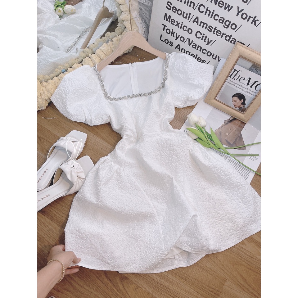 ĐẦM GẤM ĐÍNH ĐÁ CỔ XÒE NHẸ