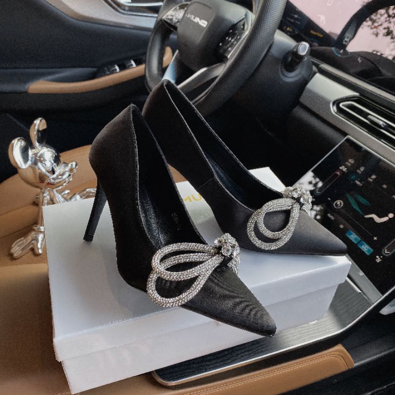 Giày cao gót lụa nơ đá to đen trắng