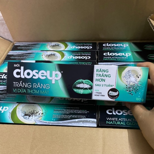 Kem đánh răng Closeup trắng răng dừa than hoạt tính 180g