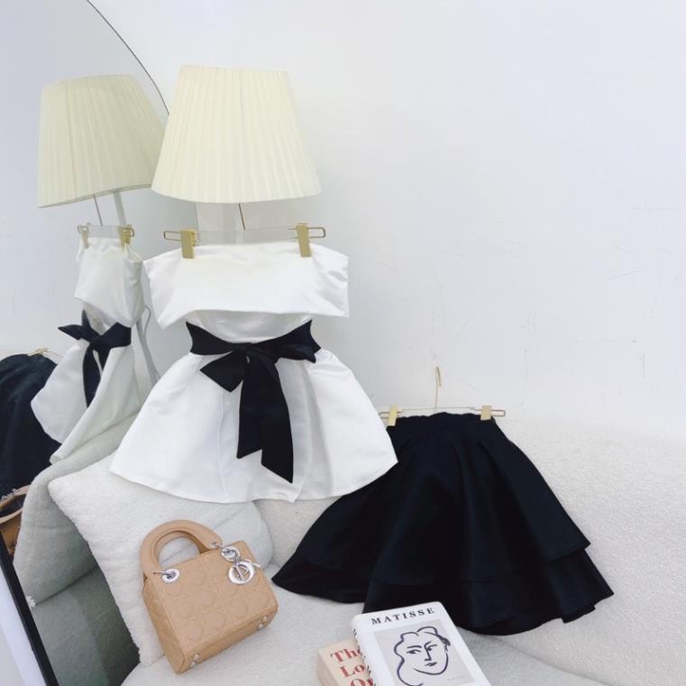 Set áo peplum trắng gấp ngực cột nơ đen eo kèm chân váy ngắn xòe tầng đen