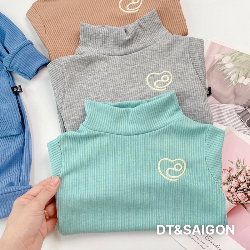 Quan áo trẻ em, Bộ gân tăm cao cổ thêu logo trước ngực cho bé