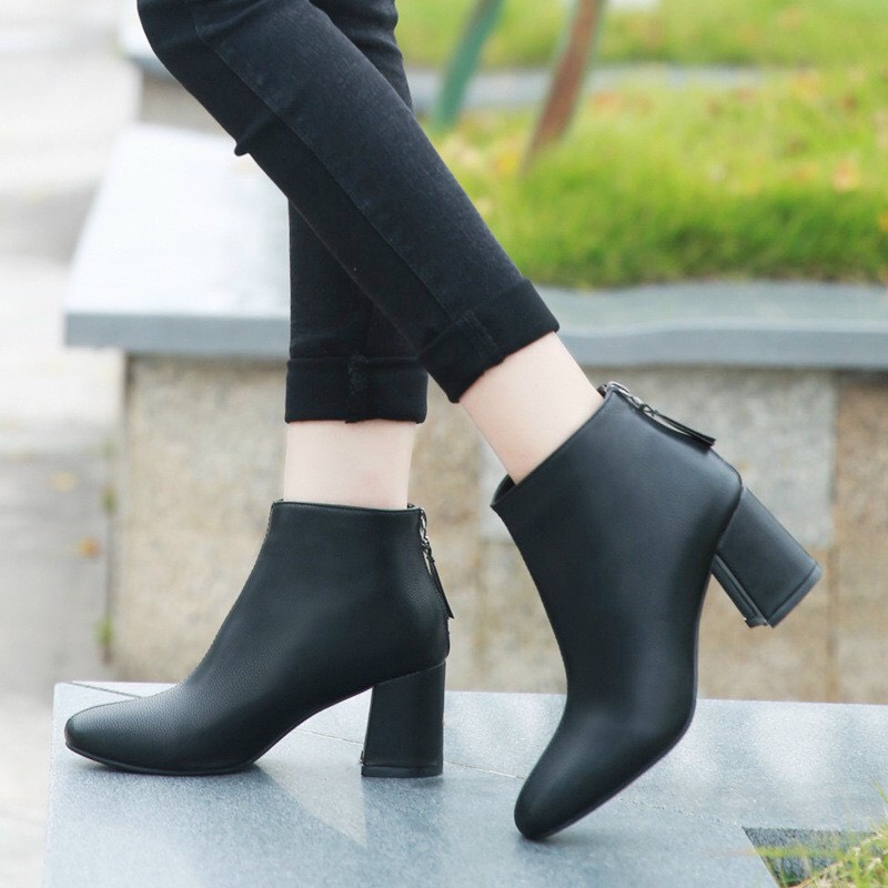 Bốt da lì có 2 màu kem và đen, 6p