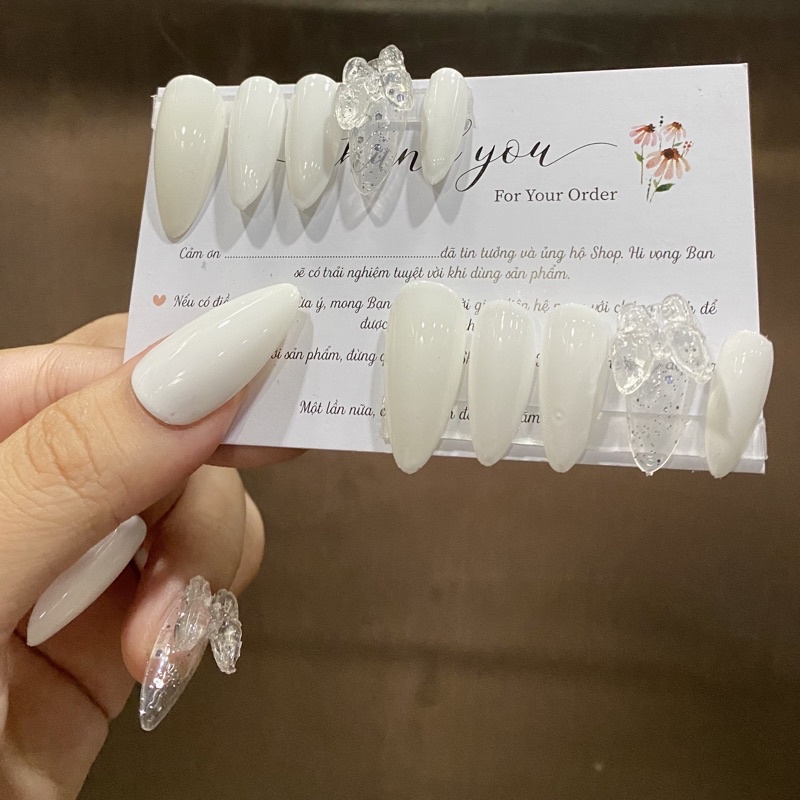 Nailbox thiết kế trắng gắn charm