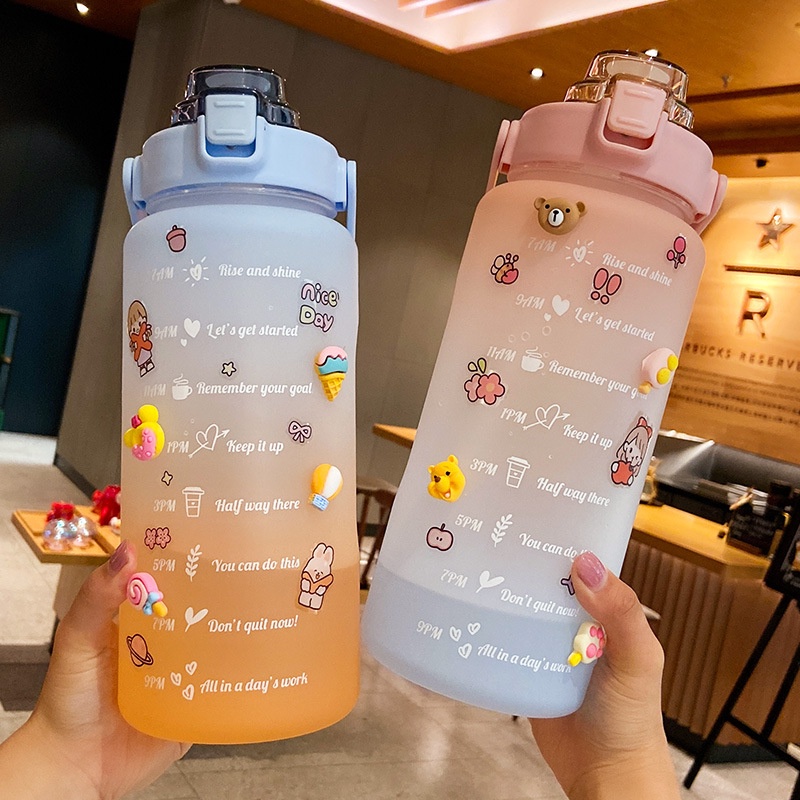 Bình đựng nước 2 lít có vạch báo giờ uống nước trong 1 ngày kèm ống hút và quai xách tiện lợi, bình nước thể thao
