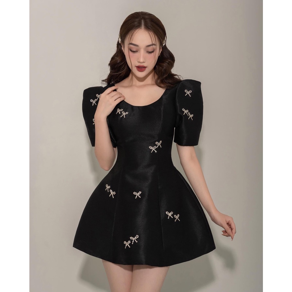 Đầm đen tay ngắn con đính nơ xòe hạt cườm đá dây chéo hở lưng đi tiệc sang trọng ulzzang Hàn Quốc tiểu thư nữ váy