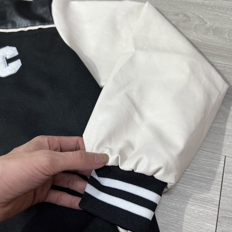 Áo khoác bomber thêu chữ C xù ngực trái -2322