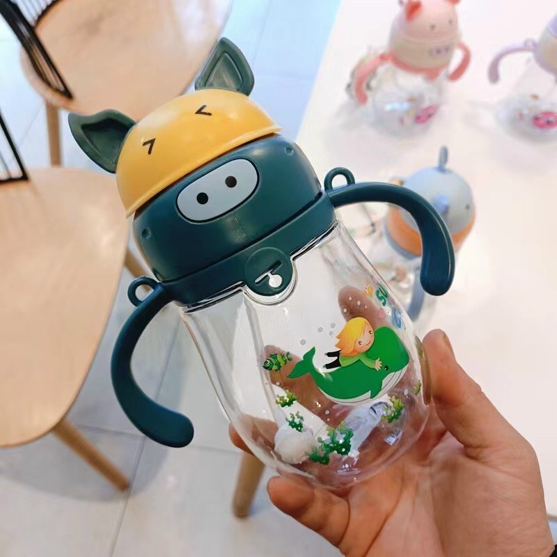 Bình Tập Uống Nước Cho Bé, Bình Uống Nước Họa Tiết Ngộ Nghĩnh Chất Liệu Nhựa PP An Toàn Có Dây Đeo