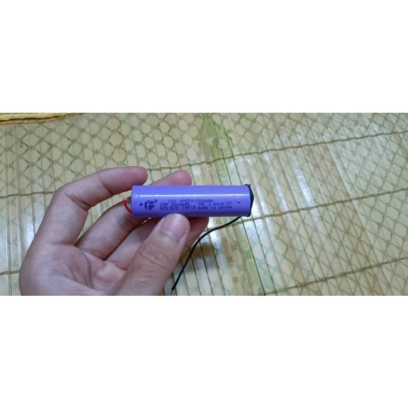 1 viên pin 18650. 2000mah