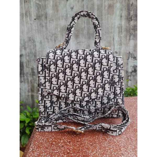 Túi xách túi đeo chéo chữ đen trắng