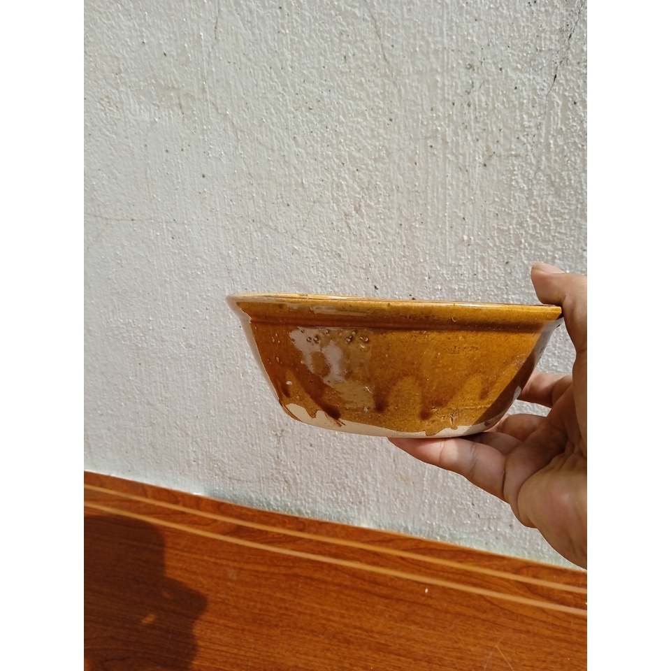 Chén kê chân tủ