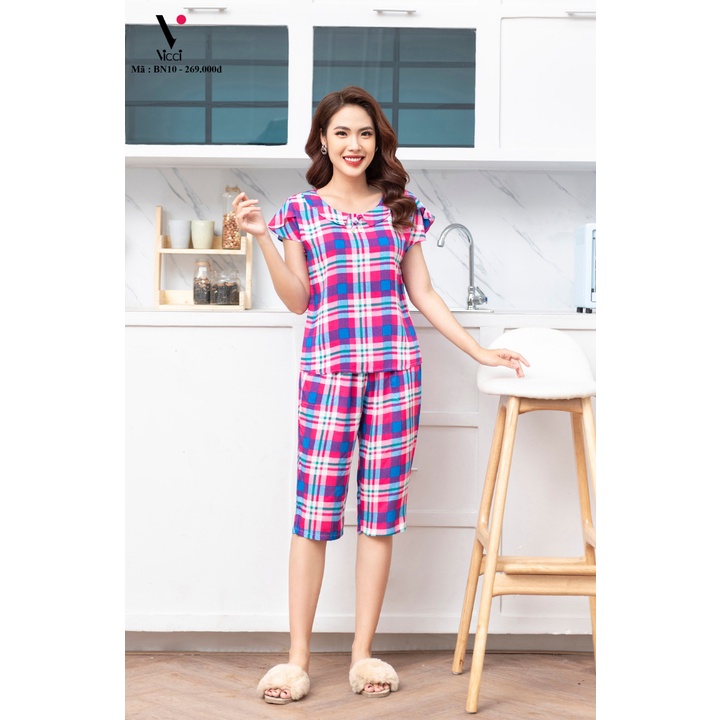 Bộ đồ mặc nhà tole lanh Vicci BN10.8 tay áo xẻ cách điệu, quần lửng phối họa tiết kẻ hồng đậm