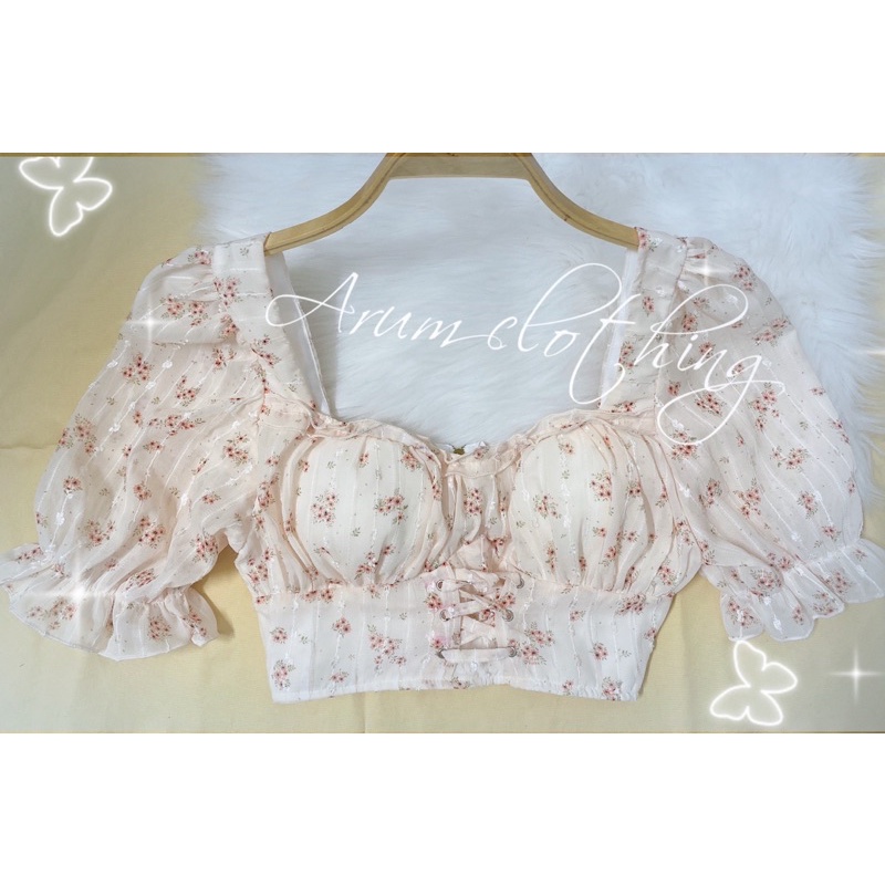 Áo croptop cúp ngực tay phồng và quần sort kaki trắng