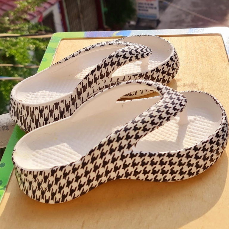 Dép kẹp bánh mì cho nữ chất cao su siêu nhẹ, đế cao hot trend họa tiết sọc caro nhớ tăng size