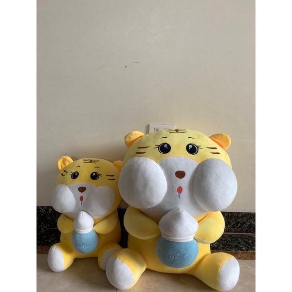 Gấu bông hổ ôm bình sữa