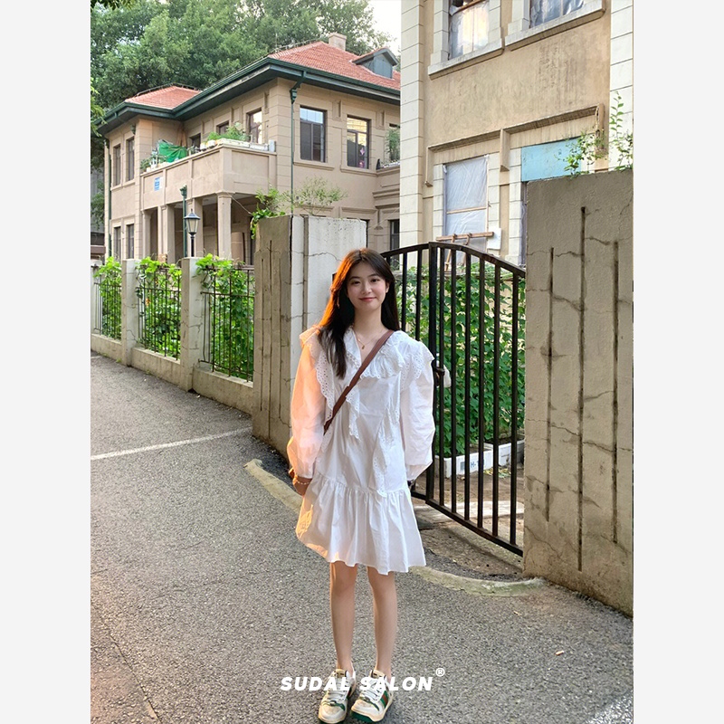 Váy MORAN ren trắng dài tay cổ bẻ phối bèo, nhún đuôi cá suôn xòe điệu đà tiểu thư