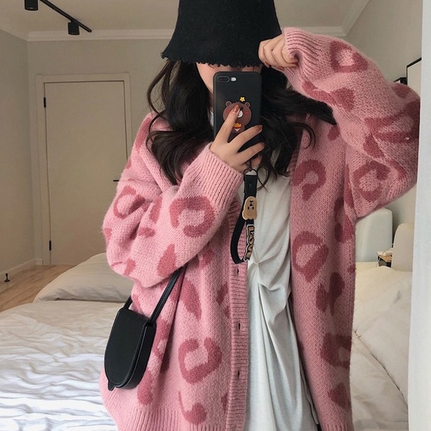 Áo cardigan len dài tay họa tiết báo hồng Qiukan, Áo khoác len nữ dáng dài form rộng xinh xắn