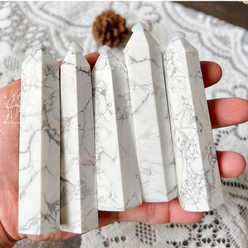 Trụ Howlite màu trắng bạch tùng sᴜ̛ᴜ ᴛᴀ̂̀ᴍ, ʀᴇɪᴋɪ, ᴛʜᴀɴʜ ᴛᴀ̂̉ʏ, ᴛʜɪᴇ̂̀ɴ đɪ̣ɴʜ.