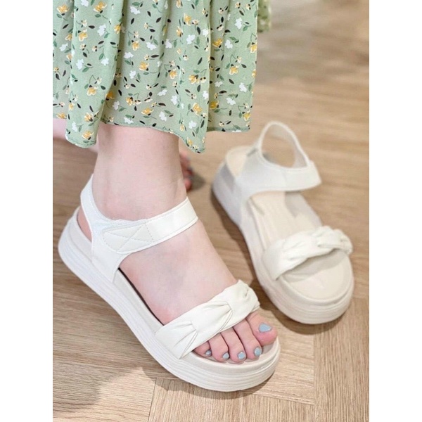 sandal quai bính