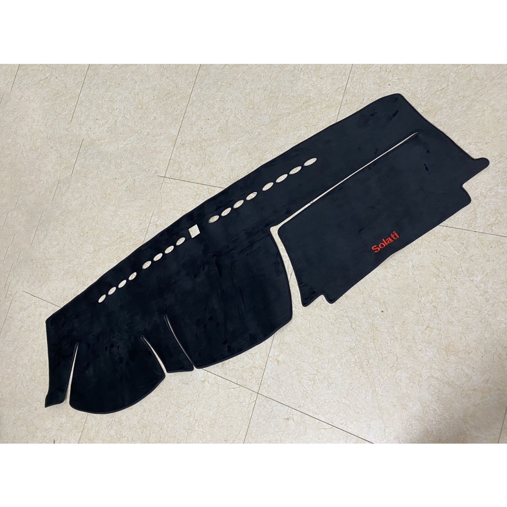 Thảm taplo nhung lông cừu xe Kia Solati 2022 2023 Màu đen, đế có chống trượt, đường may đẹp, chuẩn form xe