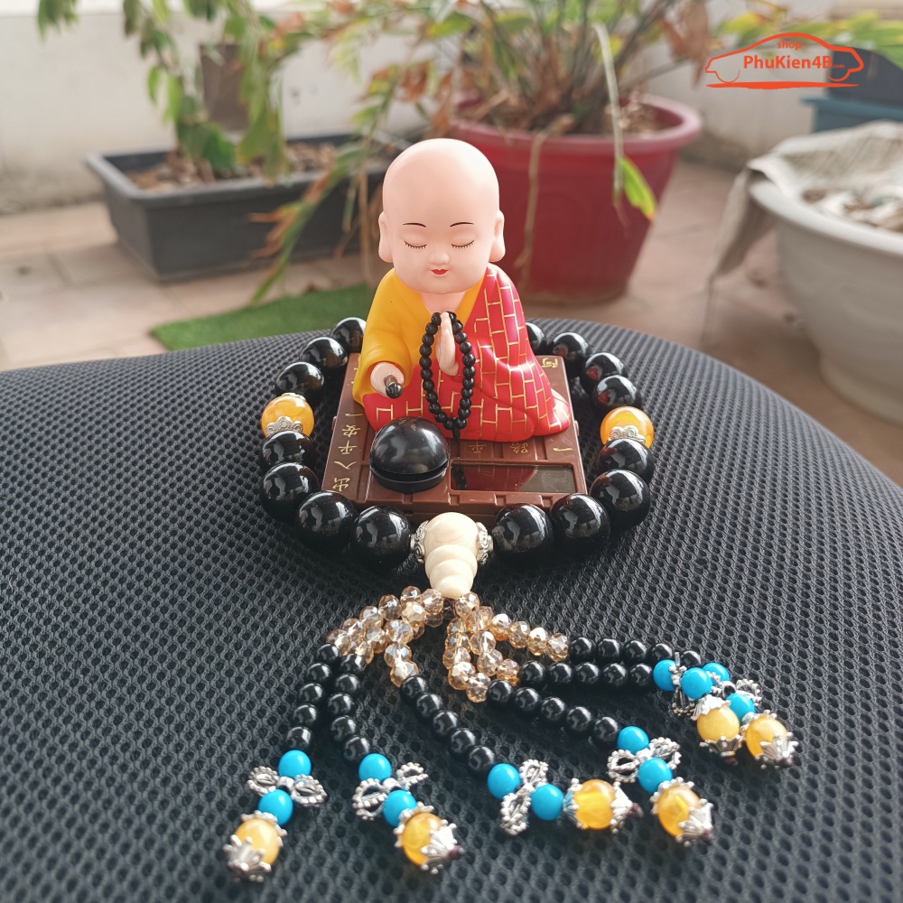 Tượng phật chú tiểu gõ mõ tụng kinh năng lượng mặt trời, trang trí taplo ô tô kèm tràng hạt