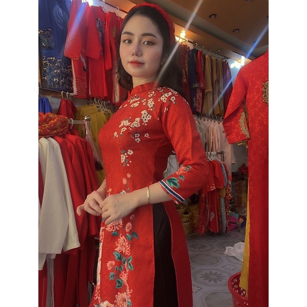 áo dài cách tân đỏ vải gấm