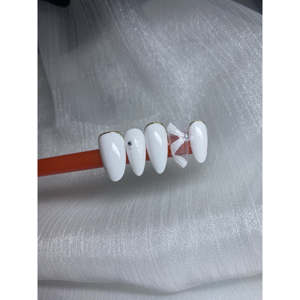 Móng tay giả thiết kế cho cô dâu màu trắng