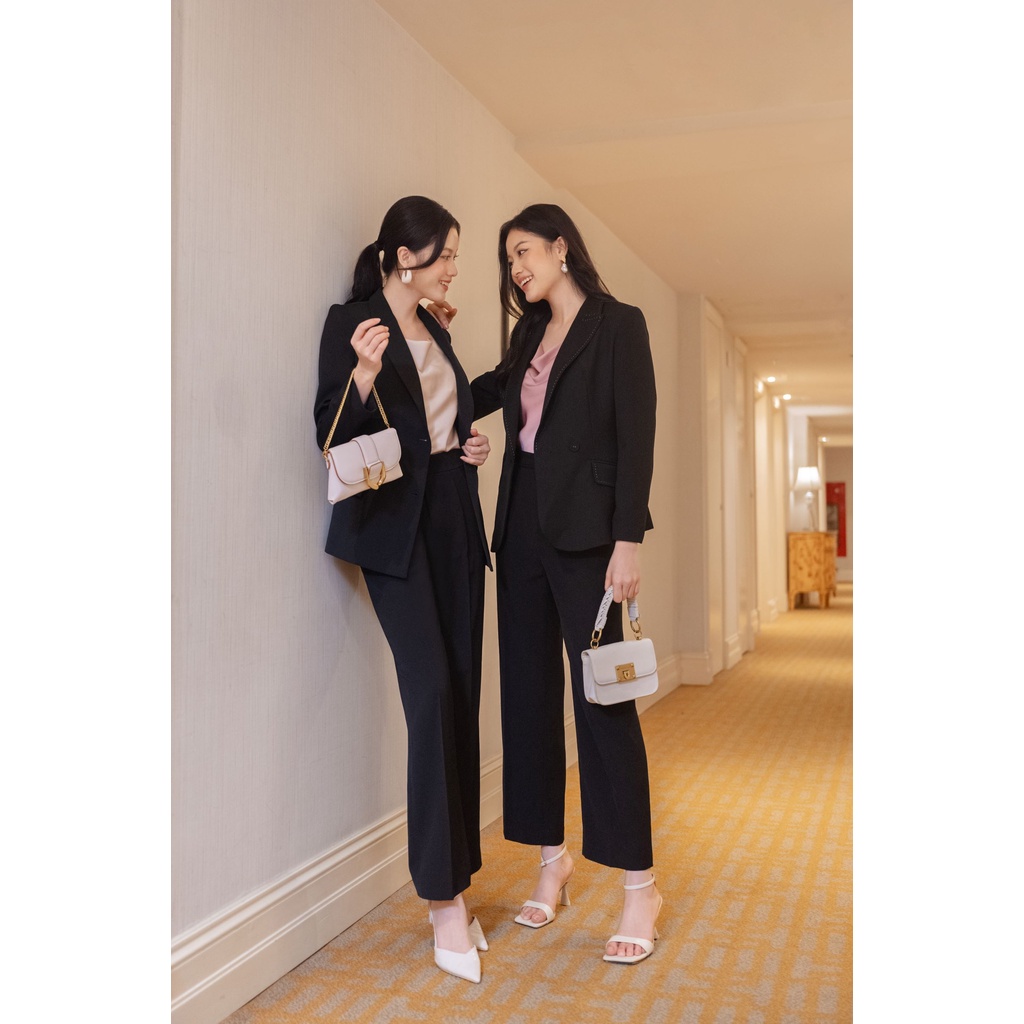 Áo Blazer ôm vạt cong đột chỉ cổ-Đen_LALYA_AV65-810-Đen | BigBuy360 - bigbuy360.vn