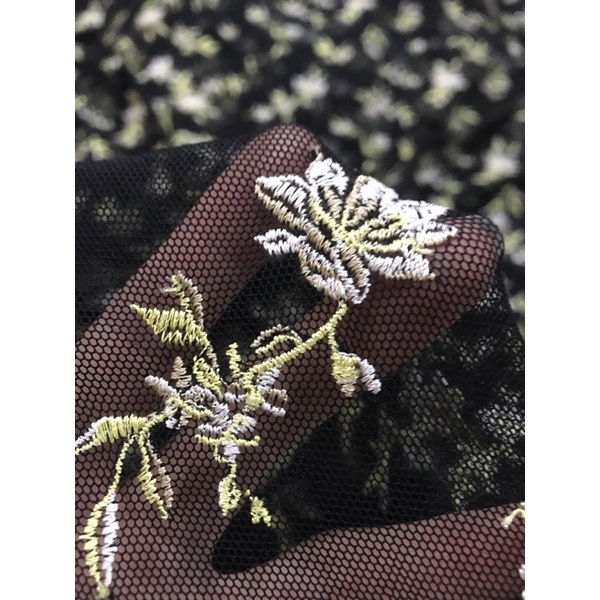 Vải ren chỉ lưới thêu nền đen co dãn mềm rũ đẹp sang -giá 1m