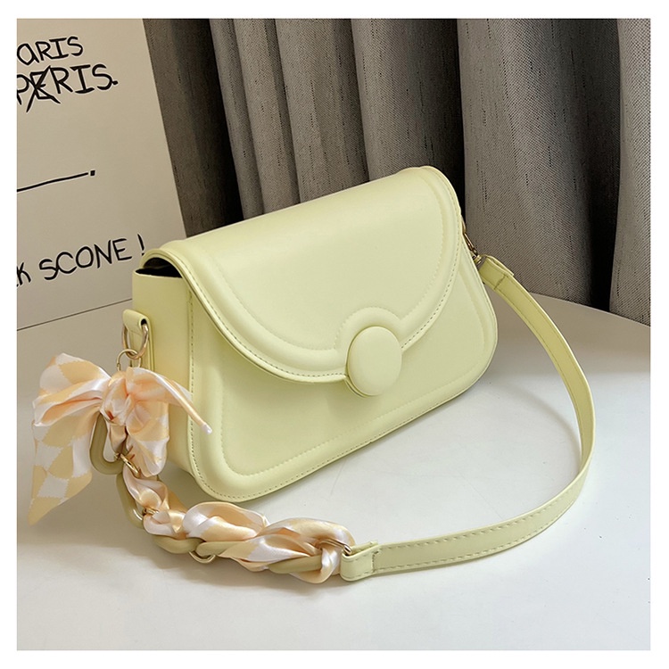 Túi xách nữ đeo vai có 2 sợi dây dùng cho đeo chéo hoặc kẹp nách kèm khăn lụa thời trang, có hai màu đen và vàng