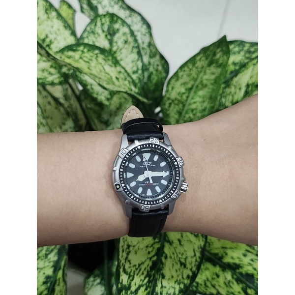 ĐỒNG HỒ SI NHẬT CHÍNH HÃNG DÂY DA DÀNH CHO NỮ - THƯƠNG HIỆU OXY CỦA VEGA (MÁY NHẬT-ĐÍT XOÁY-NIỀNG XOAY-1 Ô CỬA LỊCH)