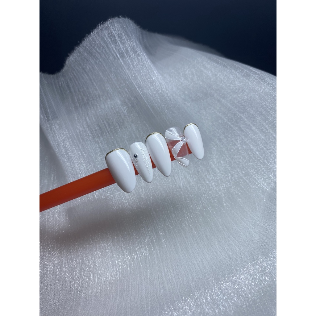 Móng tay giả thiết kế cho cô dâu màu trắng