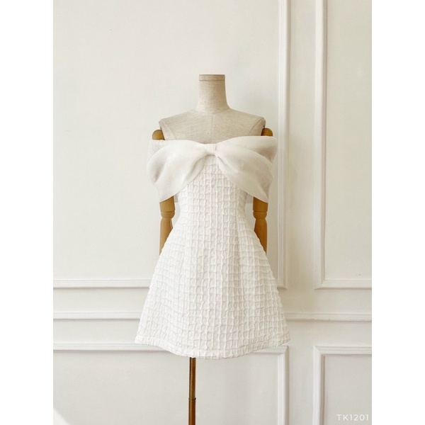 Đầm xoè trễ vai phối nơ hình thật