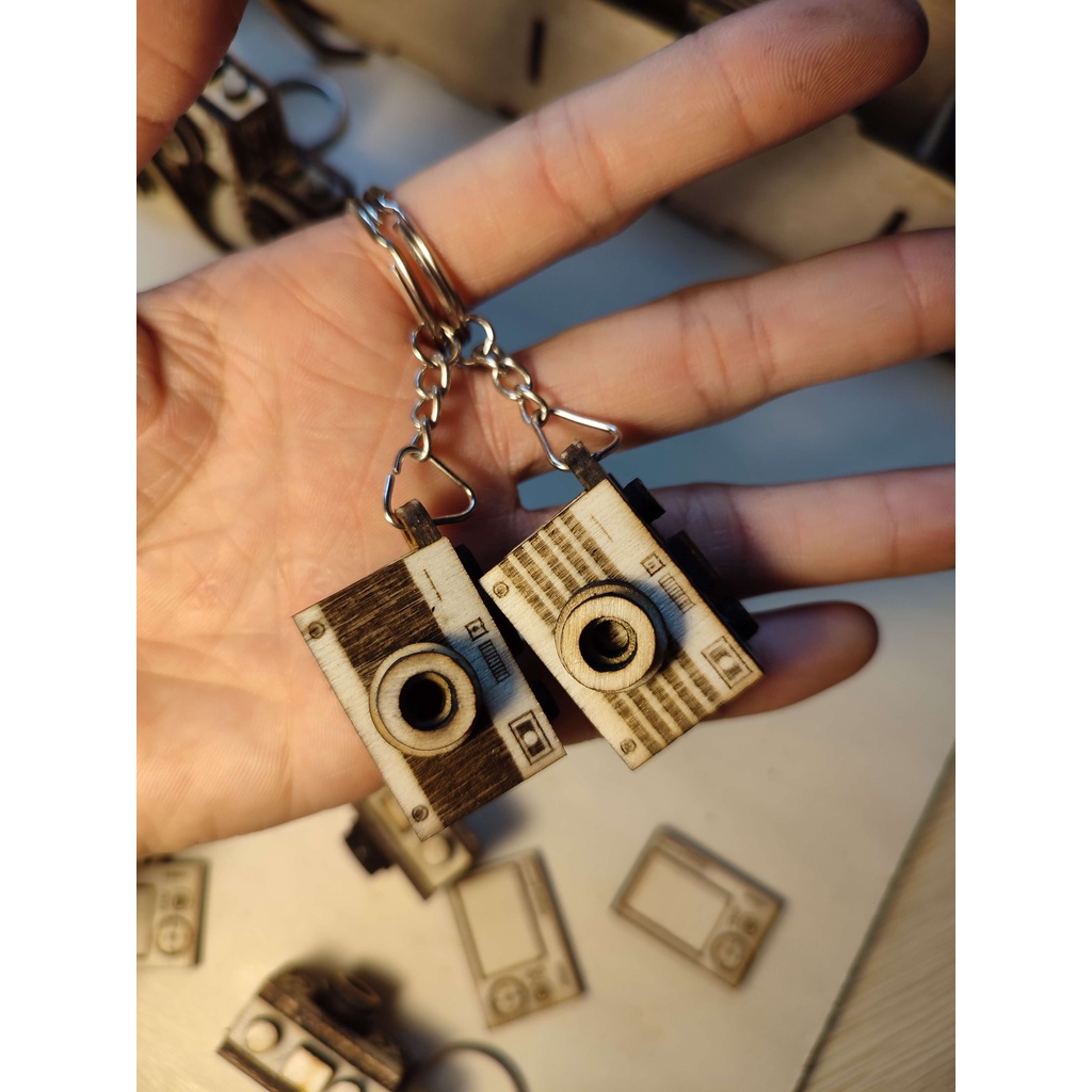 Móc khóa máy ảnh bằng gỗ Vintage