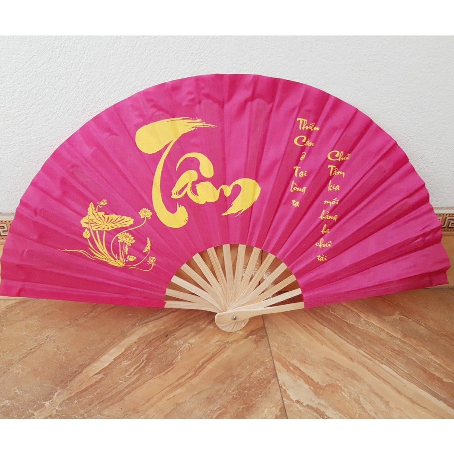 Quạt vải cầm tay nan tre phong thủy vẽ tranh và thư pháp nhiều màu sắc