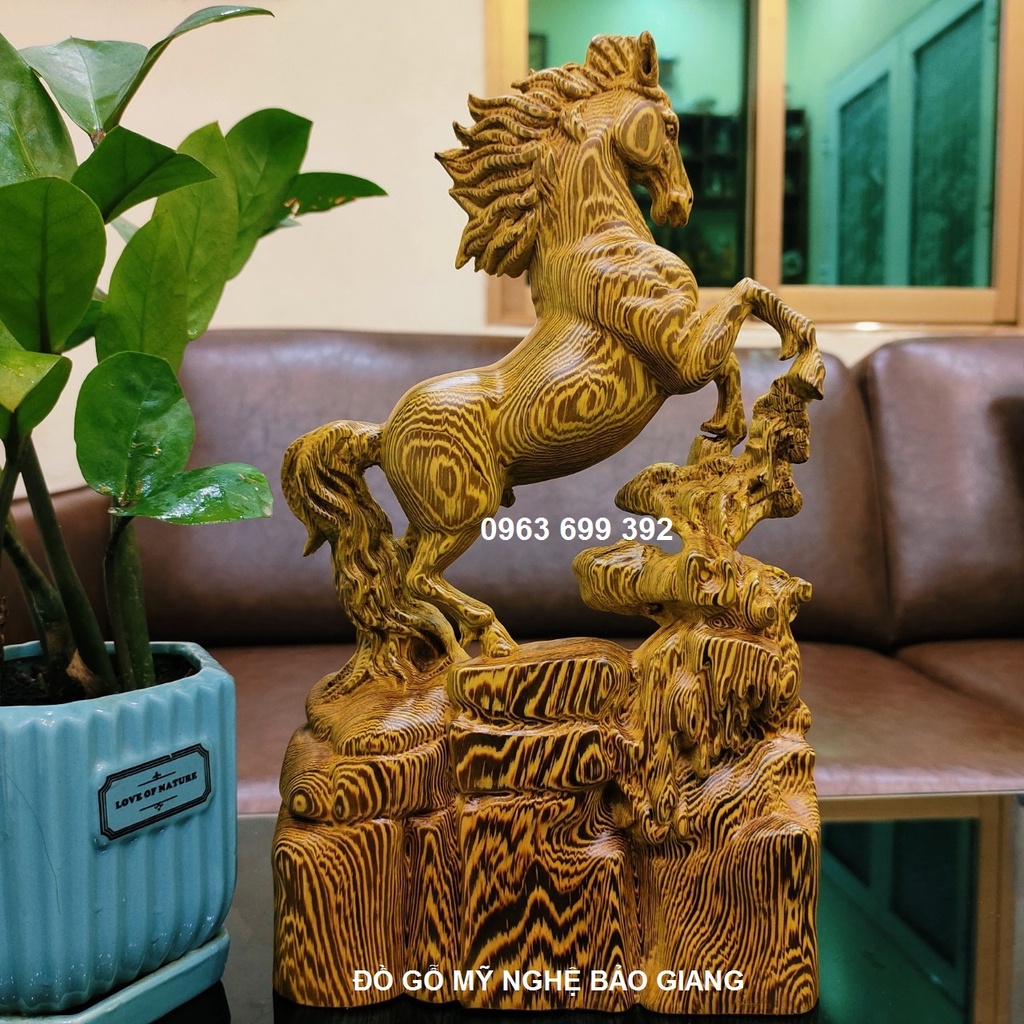 Tượng con ngựa gỗ mun đuôi công cao 30 cm