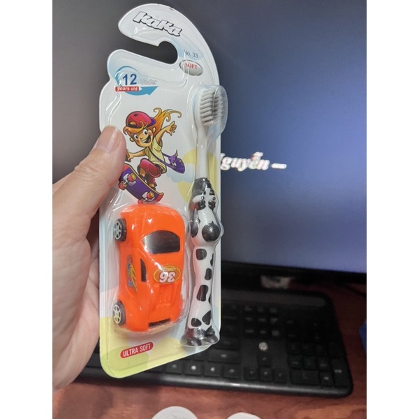 Bàn chải em bé Kaka Nano kèm đồ chơi (màu ngẫu nhiên)