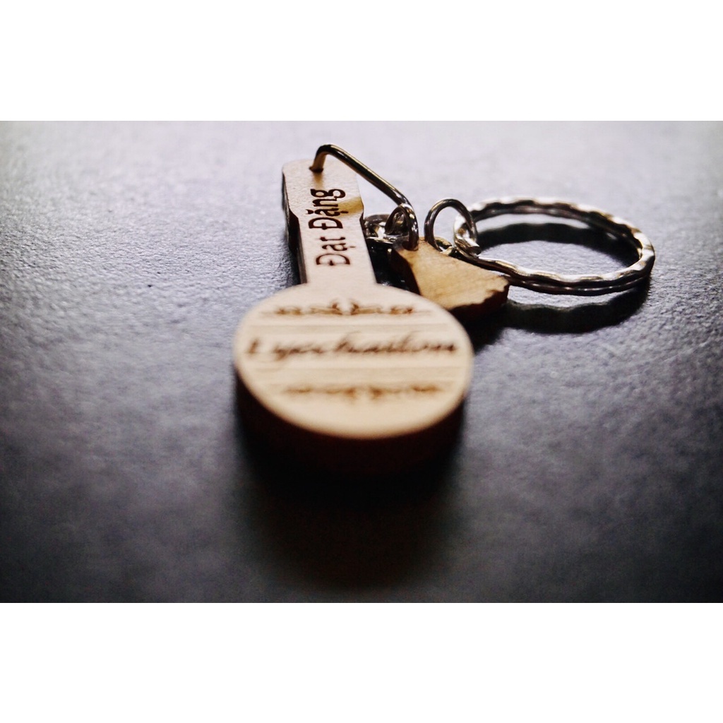 Móc Khóa Hình Vợt Cầu Lông Gỗ 2 mặt - Có Khắc Tên