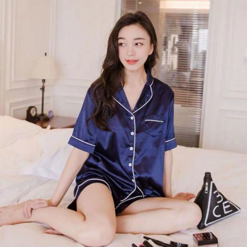 Bộ pijama ngủ lụa chốt trên live (ảnh minh hoạ)
